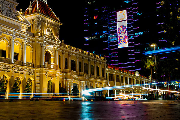 Das Rathaus von Ho-Chi-Minh-Stadt und ein modernes Shopping-Center im Hintergrund