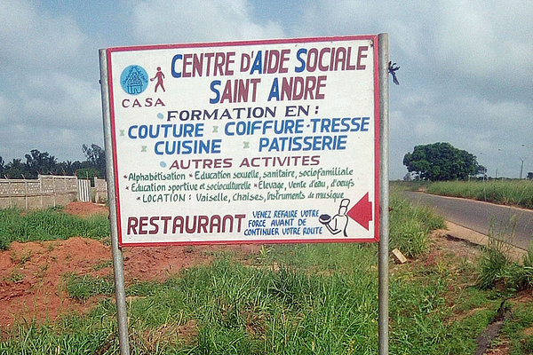 Ein Schild am Rande einer der Ortsstraßen macht die Angebote des Projektes publik.