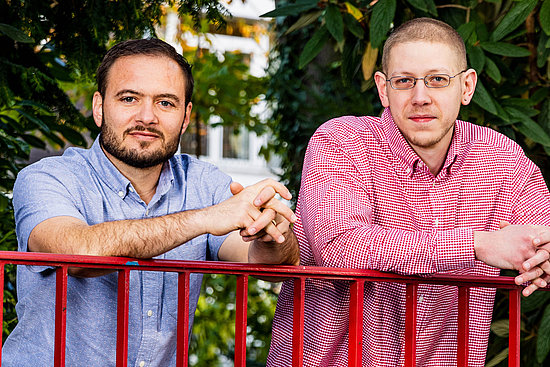 Die Trainee-Stelle, die Jakob Königshof (rechts) inne hat, wurde innerhalb des ZFD von AGIAMONDO geschaffen. In diesem Rahmen sei eine Auseinandersetzung mit der eigenen friedenspädagogischen Arbeit gut möglich, berichtet ZFD-Referent Florian Schöpperle (links).
