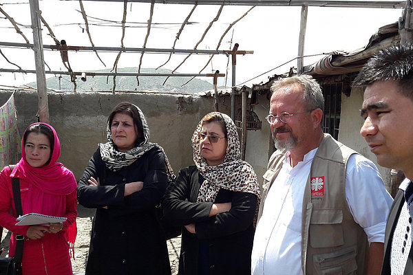 In einem Lager für Binnenflüchtlinge bei Kabul. Stefan Recker (2. v. rechts) ist dort mit der Partnerorganisation Terre des Hommes unterwegs.