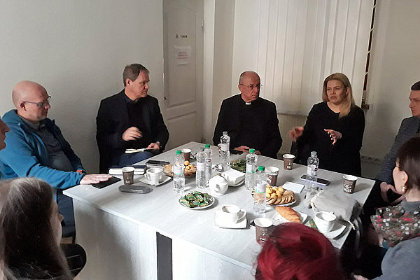 Besuch einer Delegation aus Deutschland im Frühjahr 2024 in Lwiw: Steffen Feldmann, Vorstand Finanzen & Internationales DCV, Dr. Oliver Müller, Leiter Caritas international, Weihbischof Dr. Peter Birkhofer, Freiburg, Kolleg*innen von Caritas Ukraine (von links) besprechen die Situation in der Ukraine und die geplanten Wiederaufbaumaßnahmen.