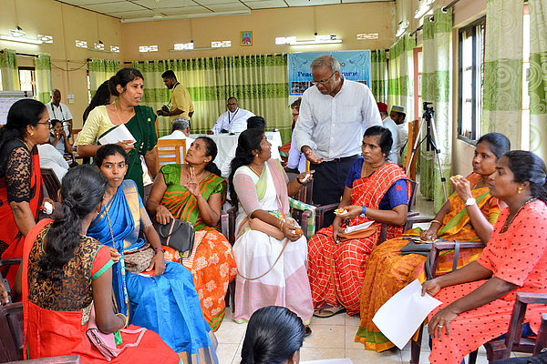 In vertrauter Atmosphäre erörtern Frauen und Männer unterschiedlicher Glaubenszugehörigkeit beim interreligiösen Forum in Jaffna Ideen für ein friedlicheres Zusammenleben.