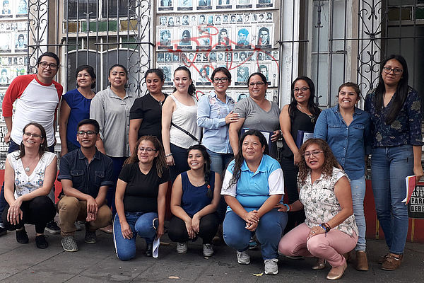 Gruppenfoto einer Lehrer*innenfortbildung mit ZFD-Fachkraft Karolin Loch ( vordere Reihe links)