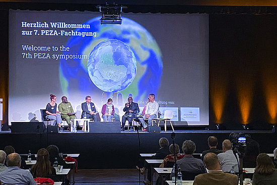 Podiumsdiskussion zur Fragestellung: Wie können wir zur Dekolonisierung in der PEZ beitragen? Dr. Jörg Lüer (3.v.l.) sagt: "Wir müssen uns fragen, wie wir gestörte Beziehungen heilen können. Die Rückgabe von Objekten allein hilft da nicht, sondern wir müssen uns fragen, wie wir gemeinsam die weiteren Beziehungen gestalten wollen."