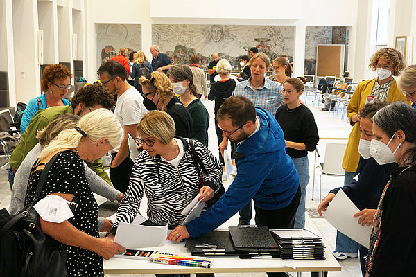 Material für die Kreativarbeit abholen:Die Mitarbeiter*innen versuchten, einen kreativen Ausdruck für das zu finden, was sie an den Themen bewegt hat.