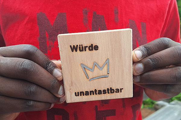 Das Statement "Würde unantastbar" des Diakons und Künstlers Ralf Knoblauch motivierte die Jugendlichen selbst Holzplättchen mit dem Motto zu brennen.