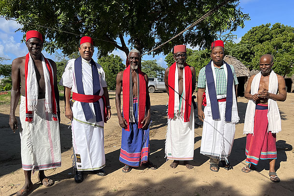 Als Zeichen der Zusammengehörigkeit ungeachtet der religiösen Zugehörigkeit tragen Bischof Lagho (zweiter von links) und Pater Constantine Kimondo (zweiter von rechts) gemeinsam mit Kaya-Ältesten die traditionelle Kaya-Kleidung.