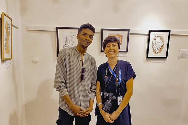 Am internationalen Tag des Friedens im September 2023 zeigte Omar aus Somalia seine Bilder im Rahmen einer Ausstellung, die die italienische ZFD-Fachkraft für Menschenrechte beim JRS organisiert hatte. Mit diesen Veranstaltungen soll die Sichtbarkeit der Organisation und der Geschichten der Geflüchteten erhöht werden.