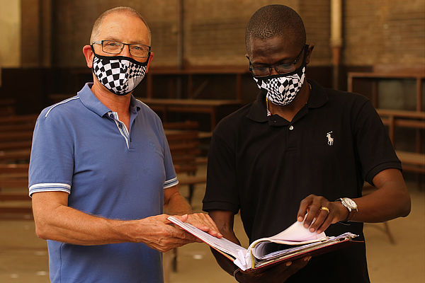 Father Claude Ondongar/ Comboni-Missionare und Bernhard Rösch arbeiten bei der Prävention und Aufklärung über Risiken von COVID-19 eng zusammen.