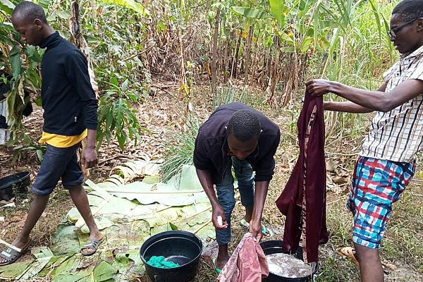 Teenager setzen sich im Rahmen von „Hombre Mundo“ mit sozialen Aktionen für andere ein und lernen dabei, Verantwortung und Solidarität im eigenen Umfeld zu leben.