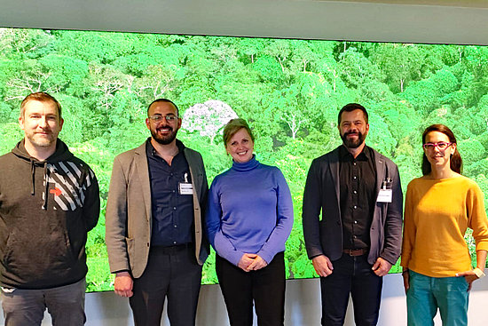 In Berlin hatten ZFD-Fachkraft Thomas Trischler (2. v. re.) und Direktor Elias D'eis ((2. v. lks.), beide vom Holy Land Trust, sowie Lisa Picott, ZFD-Referentin von AGIAMONDO (re.) einen Austausch mit Sibylle Tepper (Bildmitte) und Konstantin Gödicke (links) vom BMZ.