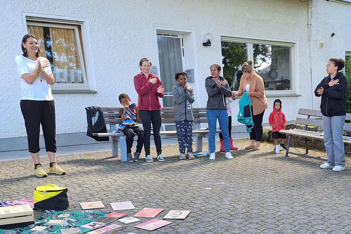 Constanze Blenig (links) stellte eine Klopftmethode vor, mit der man sich bei Ängsten entlasten und Stress abbauen kann