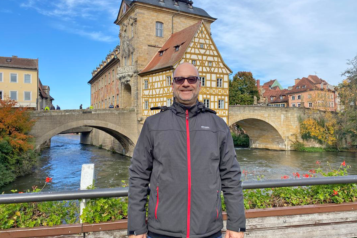 mann vor Häusern und Fluss